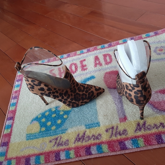 Women Shoes - Picture 3 of 3